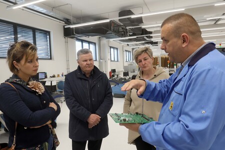 AED NOVA LOKACIJA IN OGLED PROIZVODNJE V PCB ON TIME PODSKRAJNIK 25 FOTO LJUBO VUKELIČ